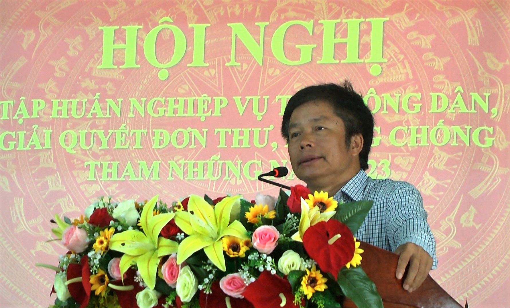 ông Nguyễn Văn Hà - CT.UBND huyện Ea Kar  phát biểu tại hội nghị công tác tiếp dân 